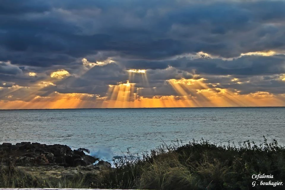 Εικόνα “Αποκάλυψης” το αποψινό ηλιοβασίλεμα στην Κεφαλονιά